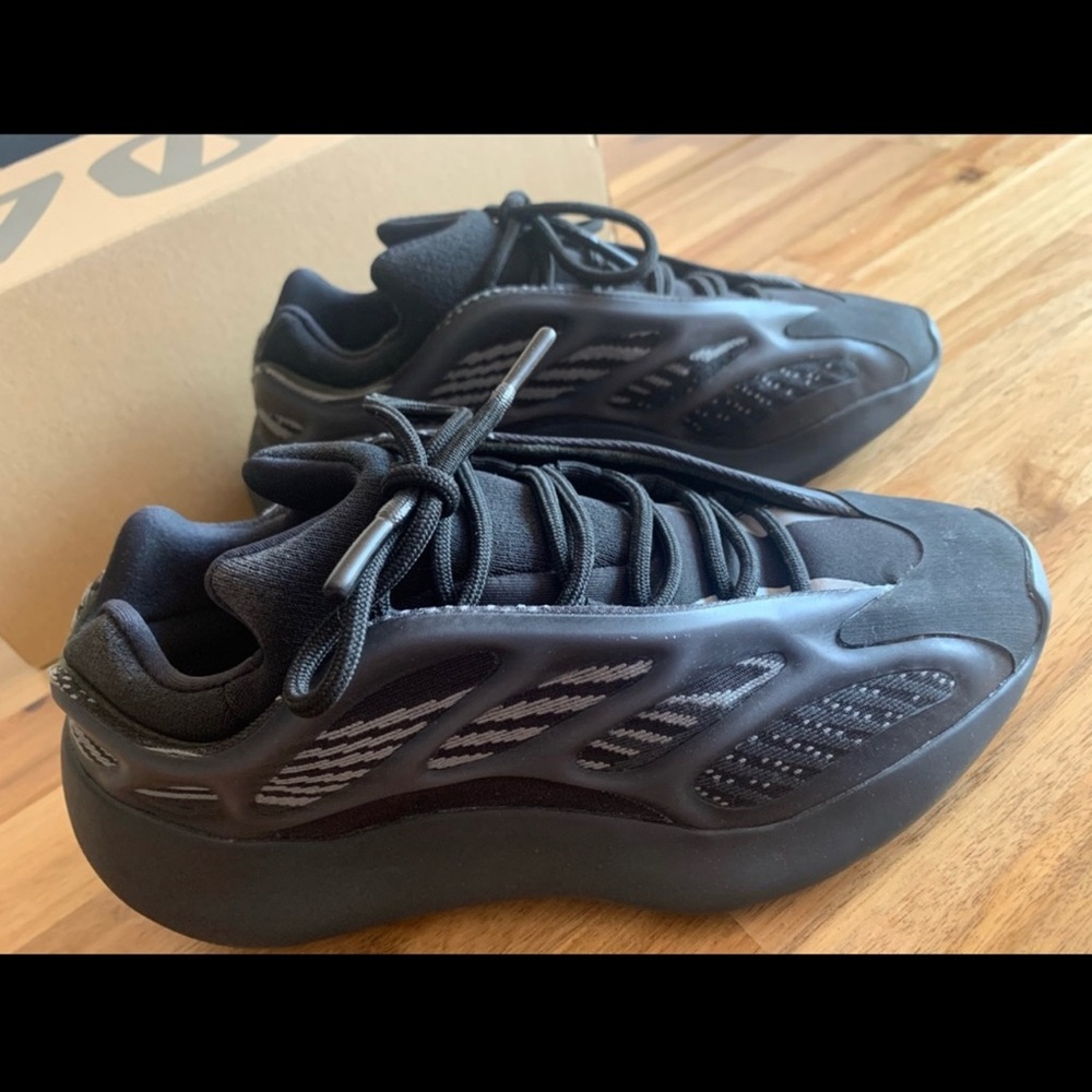 Yeezy 700 V3